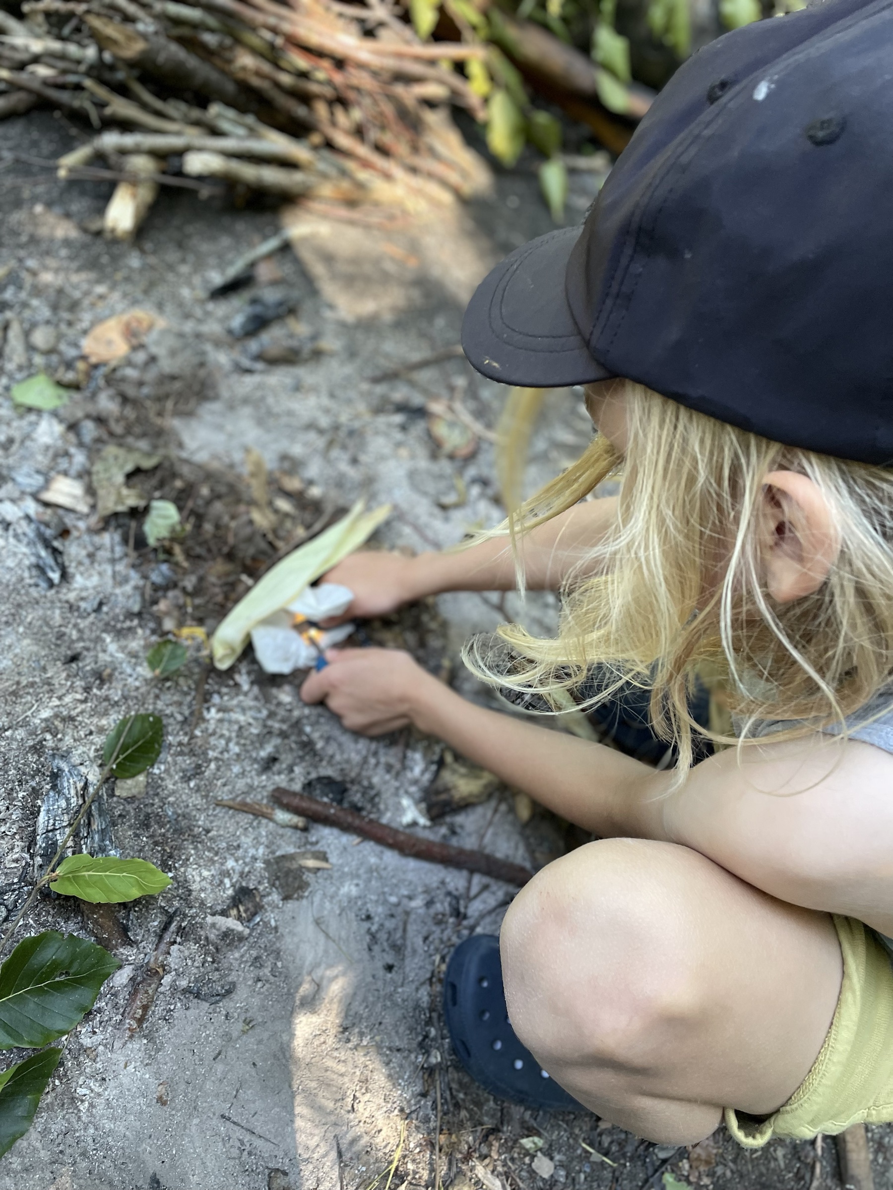 Barn der snitter i et stykke træ